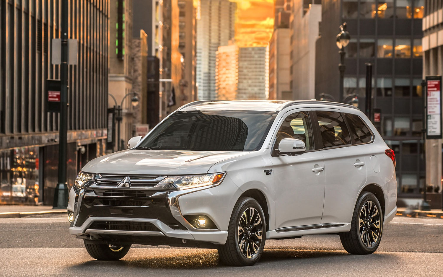 Mitsubishi outlander вид сзади